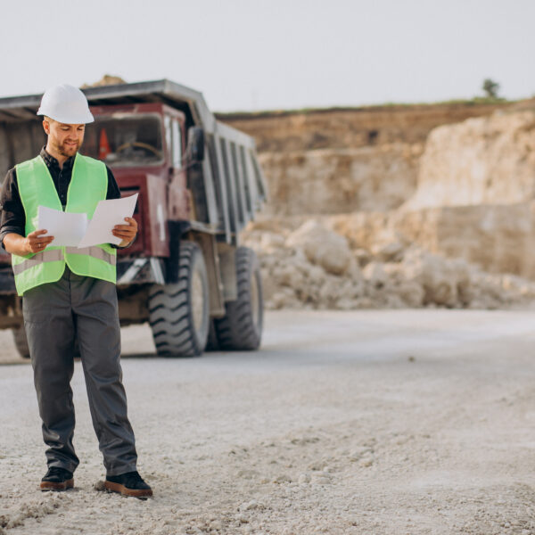 La autogeneración de electricidad se convierte en requisito clave para las empresas mineras en Ecuador.