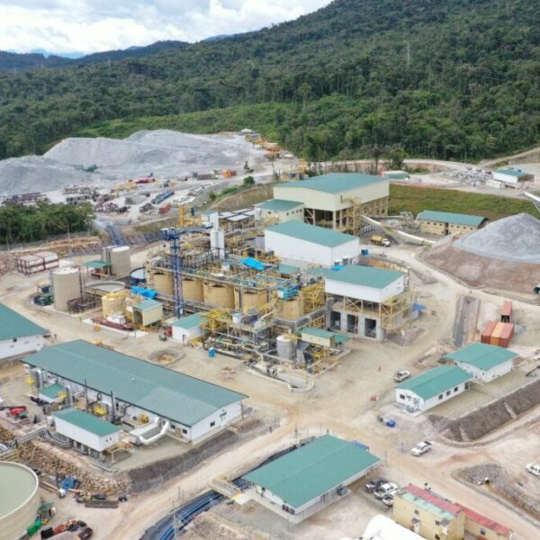 La autogeneración de electricidad se convierte en requisito clave para las empresas mineras en Ecuador.