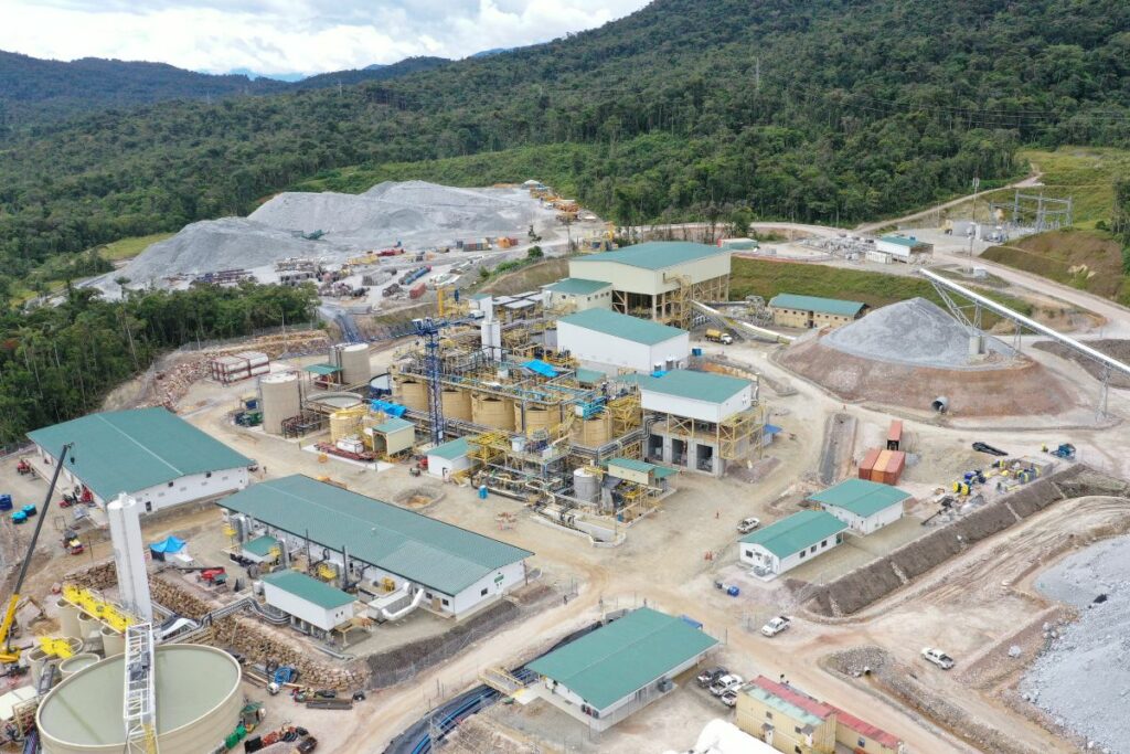 La autogeneración de electricidad se convierte en requisito clave para las empresas mineras en Ecuador.